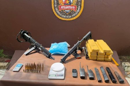 PM apreende fuzil, submetralhadora e drogas durante ação em Cassange, Salvador