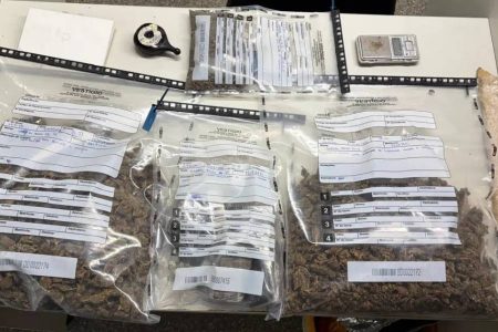 PM apreende mais de 3 kg de drogas após suspeitos fugirem em Salvador