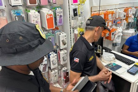 Fiscalização em lojas de celulares termina com prisão por receptação em Lauro de Freitas