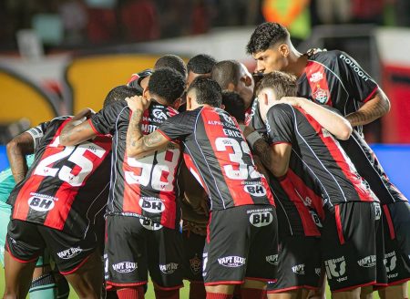 Vitória perde para o Vasco no Barradão e está eliminado da Copa do Brasil
