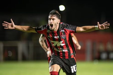 Jogador do Vitória pode se naturalizar brasileiro; entenda