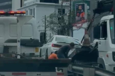 BMW fica presa em canteiro após sair da pista na Avenida ACM, em Salvador