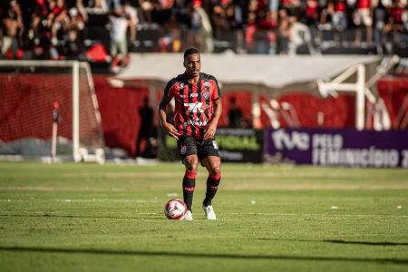 Caíque Gonçalves recebe alta após sofrer concussão em Vitória x Cruzeiro