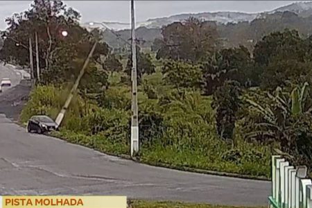 Motorista perde controle de carro e derruba poste na BR-101, em Itajuípe