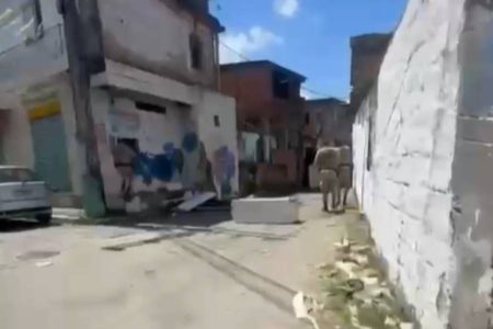Vídeo mostra policiais recebidos a tiros em bairro de Salvador