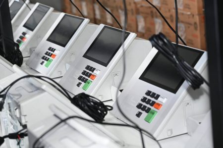 Urnas eletrônicas passam por conferência e lacração em Salvador; veja como acompanhar