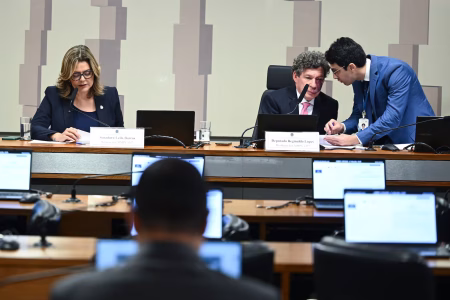 ‘Taxa das blusinhas’: comissão do Congresso aprova fim do imposto para compras de até US$ 50