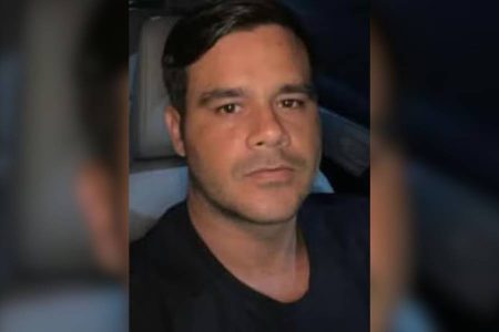 Homens em moto invadem estabelecimento e matam chaveiro no Itaigara