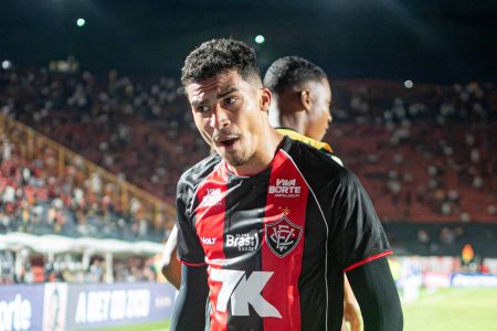 Atacante do Vitória alcança marca de Lamine Yamal e entra em lista mundial
