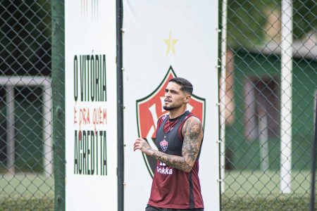 Vitória tem volta de zagueiro para a continuação da temporada