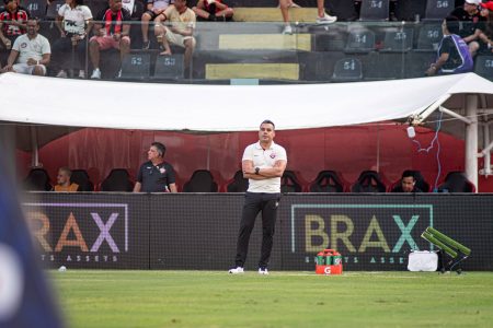 Jair Ventura admite afastamento da torcida e cobra reação do Vitória: “A gente tem que trazê-la para o nosso lado”