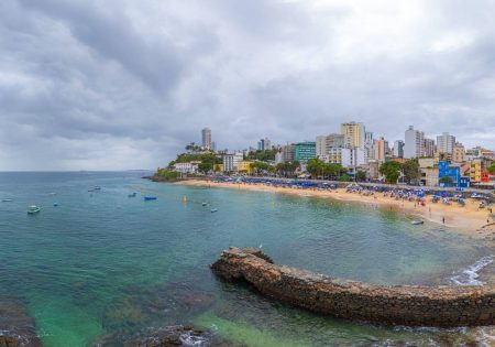 Instalação de boias para proteção é concluída no Porto da Barra