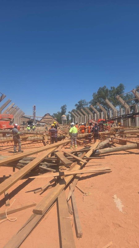 Vítimas são retirados de escombros após desabamento no Oeste da Bahia
