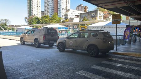 Mulher armada toma ônibus e exige mudança de rota, em Salvador