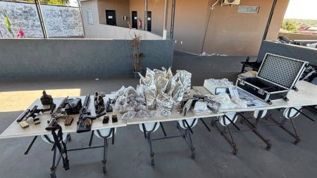 PM apreende dois fuzis, pistolas e mais de 5 mil porções de drogas em Lauro de Freitas