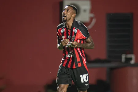 Após derrota, Mateus Silva fala em Libertadores, mas faz alerta sobre realidade do Vitória