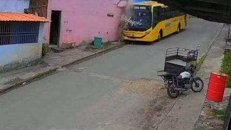 Motorista perde o controle e ônibus atinge casa no sul da Bahia